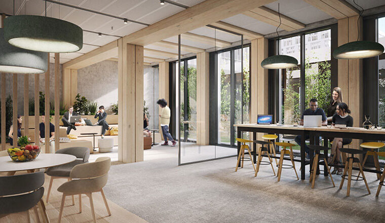 Personen unterhalten sich in einem modernen Büro mit viel Holz und mehreren Sitzflächen