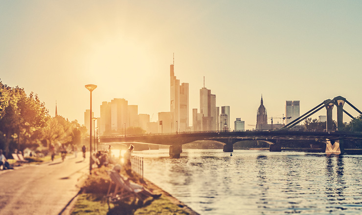Das Mainufer an einem warmen Sommerabend